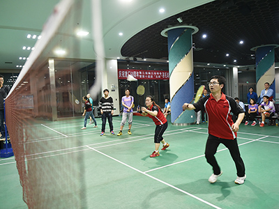 Competição de badminton entre funcionários